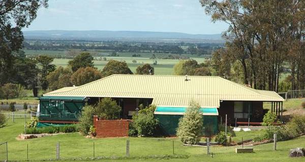 Beautifully Positioned on 5.7 Acres Picture 1