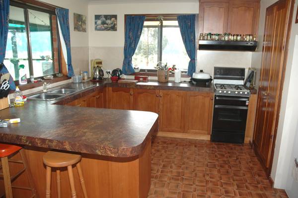 Beautifully Positioned on 5.7 Acres Picture 2