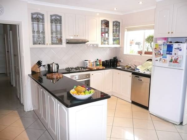 Edge of CBD! Picture 3