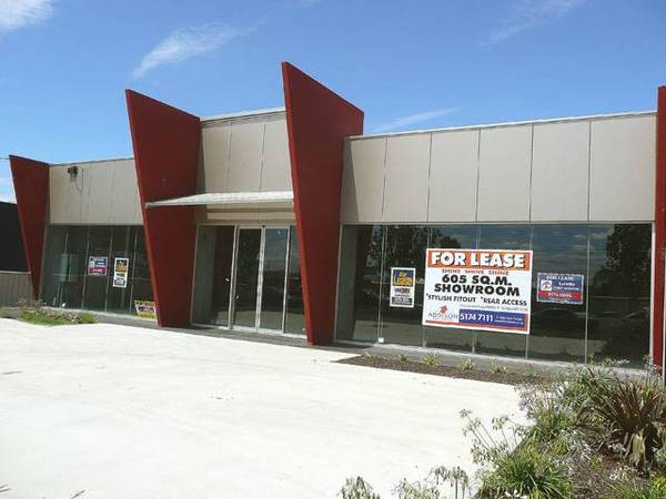 Showroom For Lease In Prime Location! Picture 2