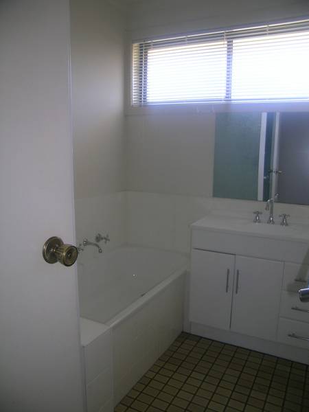 STUNNING LITTLE HOME Picture 3