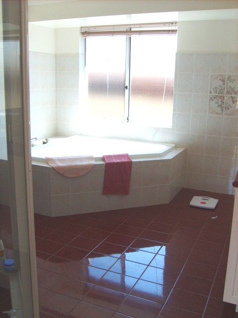 Ideal Family Home
- Sparking Pool - Available Now Picture 3