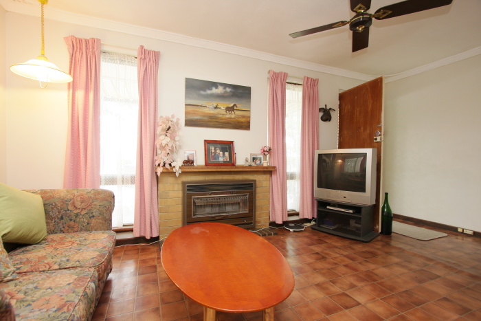 FAMILY HOME ON BIG BLOCK AND HUGE WORKSHOP! Picture 3