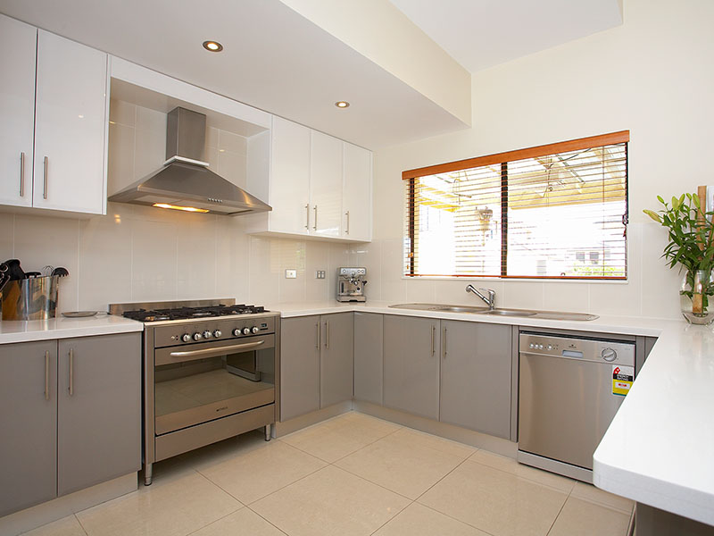 Over 50 squares of Luxurious Contemporary Elegance . Picture