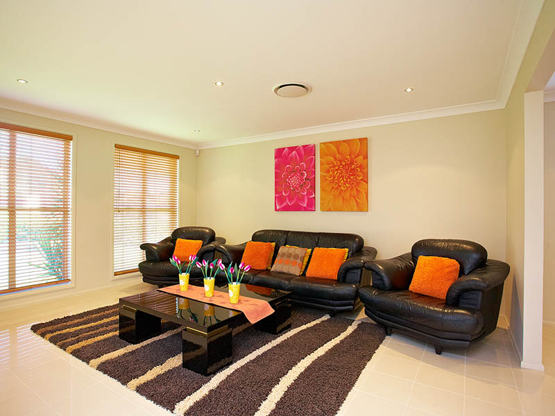 BRIGHT & CONTEMPORARY HOME! Picture 2