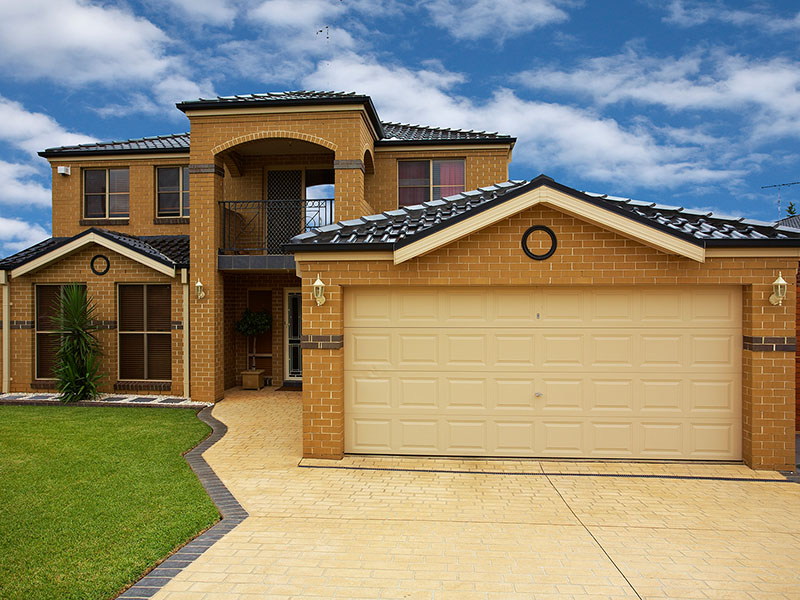 BRIGHT & CONTEMPORARY HOME! Picture 1