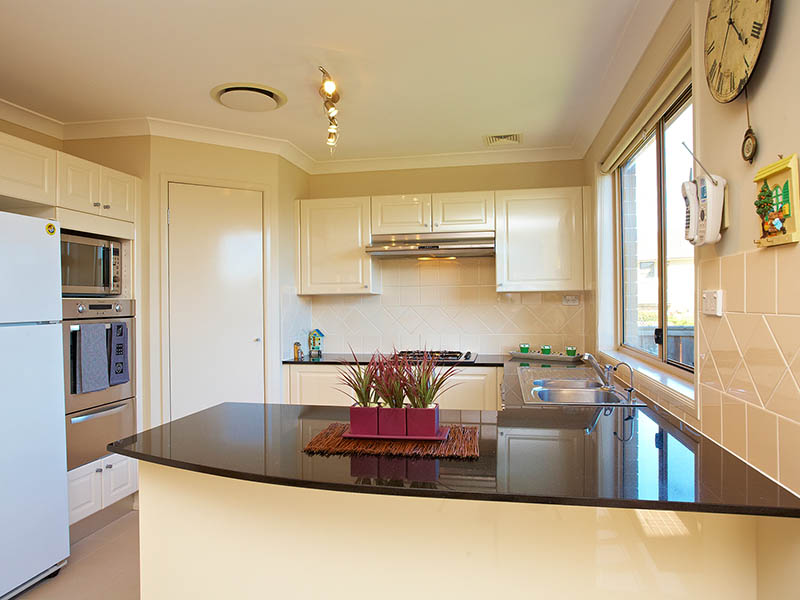 BRIGHT & CONTEMPORARY HOME! Picture 3