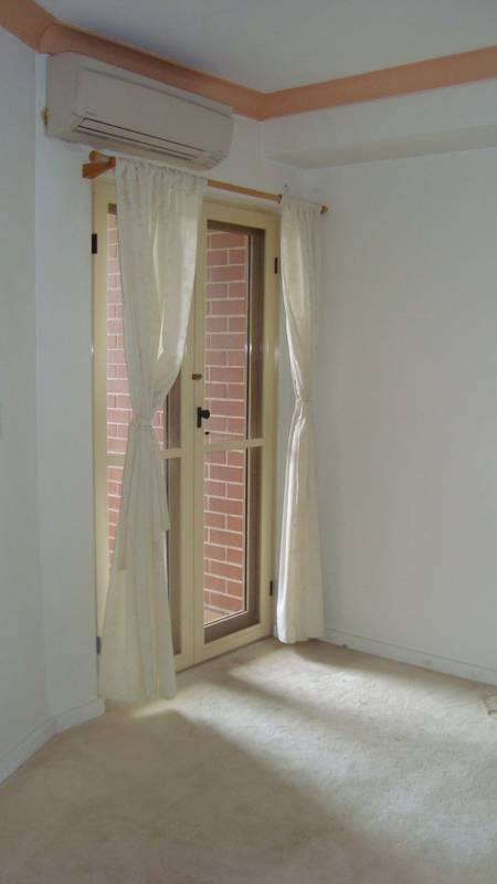 Right in
the heart of Parramatta CBD, Opposite Parramatta Park ! Picture