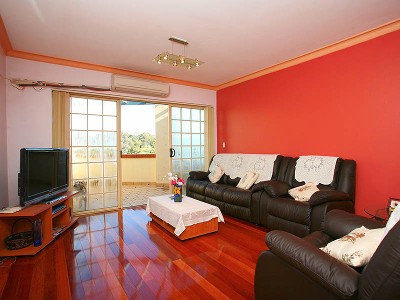 Right in
the heart of Parramatta CBD, Opposite Parramatta Park ! Picture