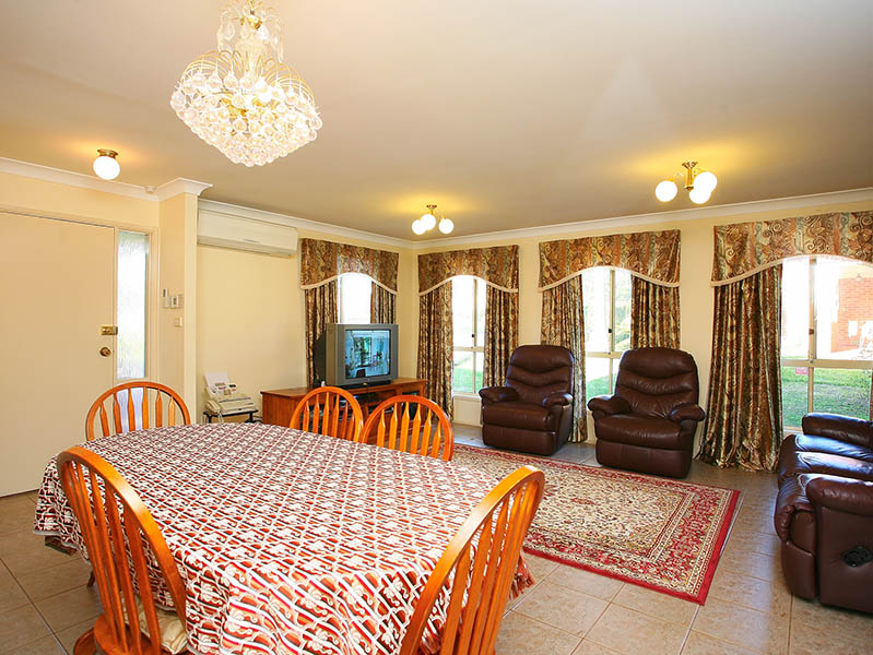 LOW MAINTENANCE LIFESTYLE ! Picture 3