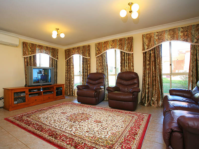 LOW MAINTENANCE LIFESTYLE ! Picture 2