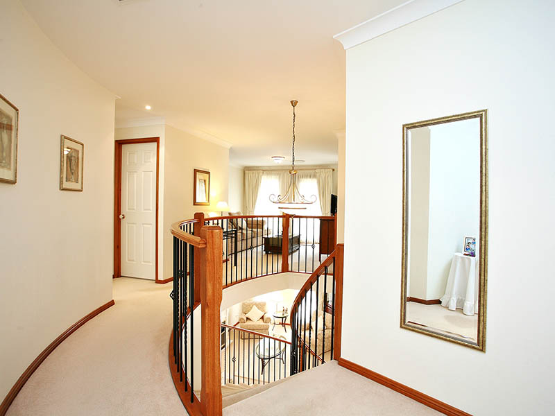 Immaculate inside and out! Picture 3