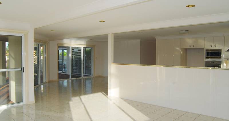 SUPERB WATERFRON HOME - North To Water Picture 3