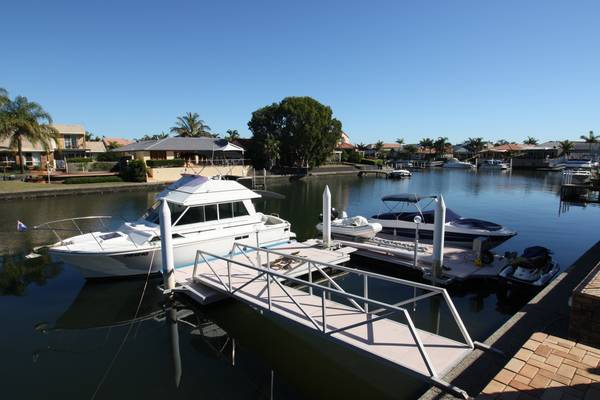 SPEND TIME ON THE BOAT - NOT IN THE GARDEN Picture 1