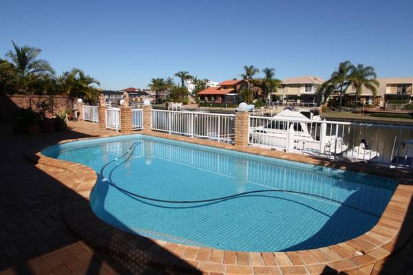 SPEND TIME ON THE BOAT - NOT IN THE GARDEN Picture 3