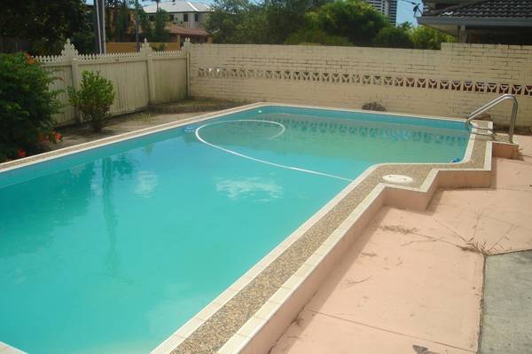 FAMILY HOME WITH POOL AND ROOM FOR THE PET Picture