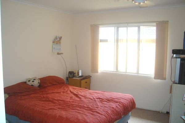 FAMILY HOME WITH POOL AND ROOM FOR THE PET Picture