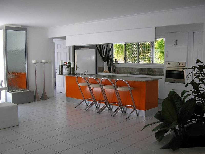 TROPICAL WATERFRONT OASIS Picture 3