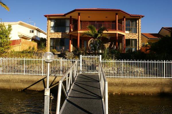 MAGNIFICENT NORTH TO WATER RESIDENCE - ONLY 5 YEARS YOUNG! Picture 2