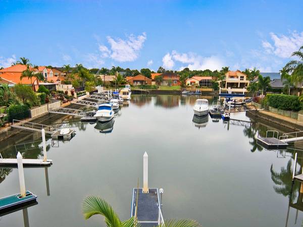 MAGNIFICENT NORTH TO WATER RESIDENCE - ONLY 5 YEARS YOUNG! Picture 1