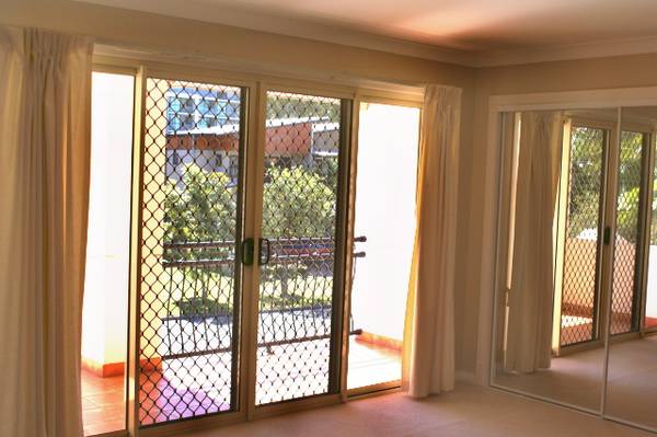 As brand new huge house in Hollywell Picture 1