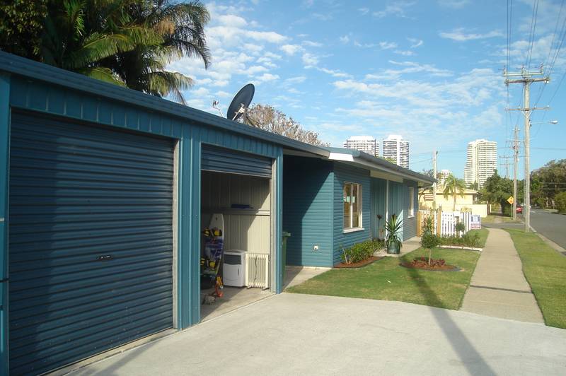 IN THE HEART OF RUNAWAY BAY, CLOSE TO SCHOOLS AND UNDER $500K!! Picture 2