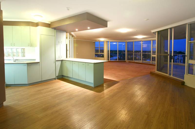 RARE 4 -BEDROOM NORTH FACING APARTMENT Picture 2