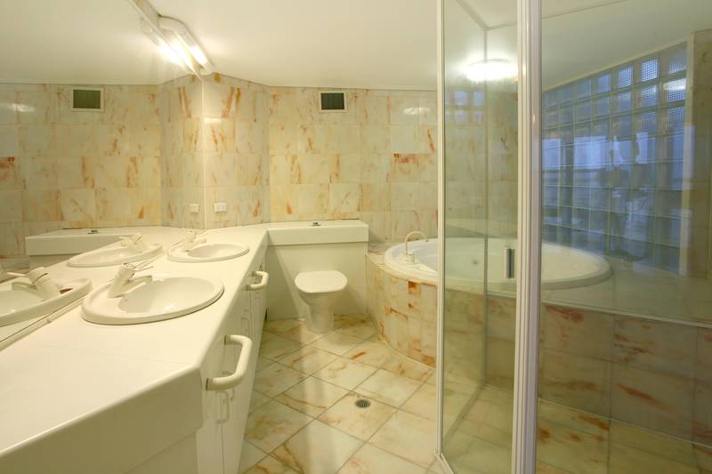 RARE 4 -BEDROOM NORTH FACING APARTMENT Picture 3