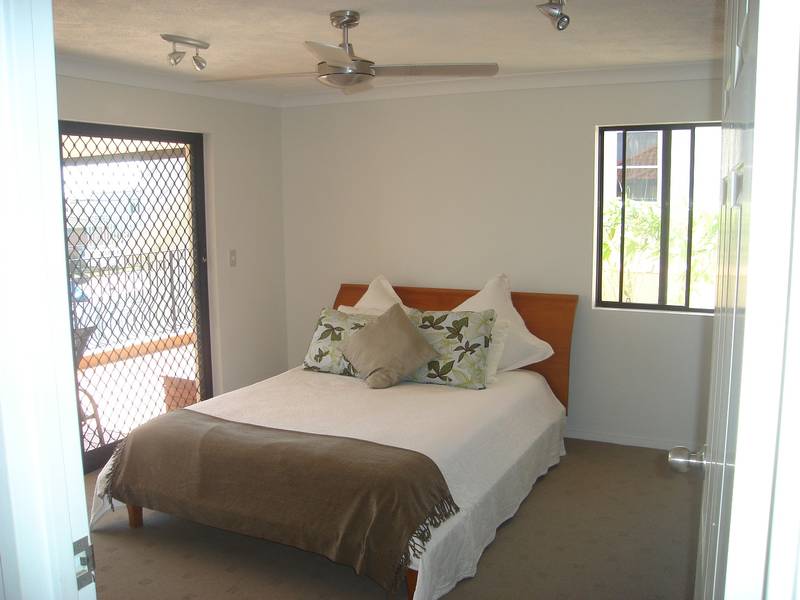 Large Three Bedroom penthouse with 4 car garaging Picture 2