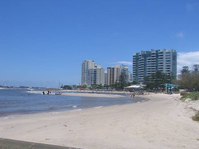 ALMOST NEW TOWNHOUSE- JUST A STROLL FROM BROADWATER Picture