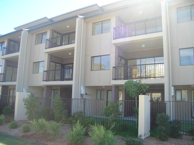 ALMOST NEW TOWNHOUSE- JUST A STROLL FROM BROADWATER Picture