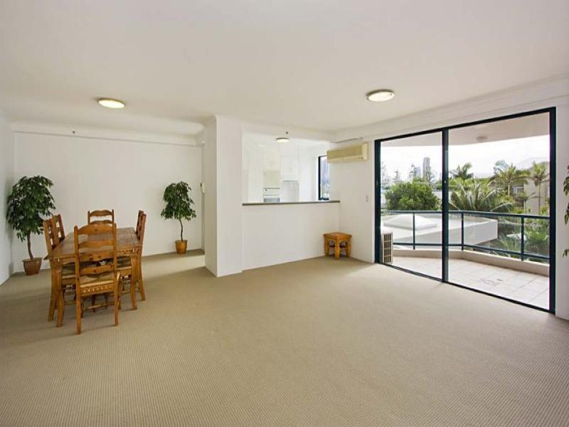 MAIN BEACH LIFESTYLE - MODERN 2 BEDROOM APARTMENT Picture 2