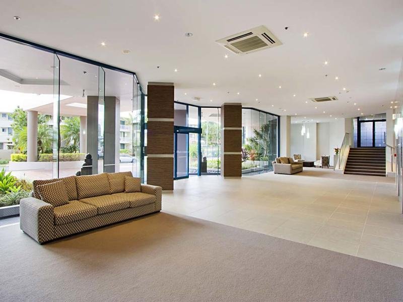 MAIN BEACH LIFESTYLE - MODERN 2 BEDROOM APARTMENT Picture 1