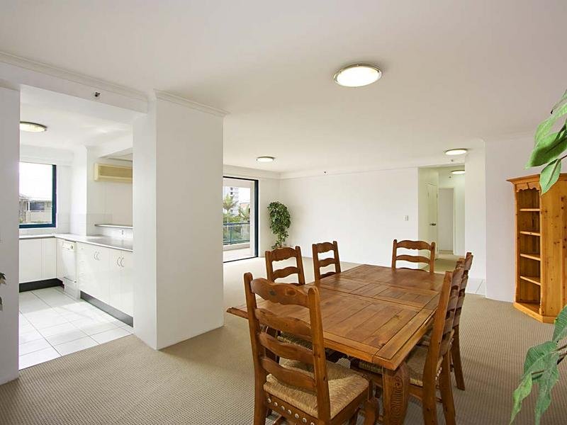 MAIN BEACH LIFESTYLE - MODERN 2 BEDROOM APARTMENT Picture 3