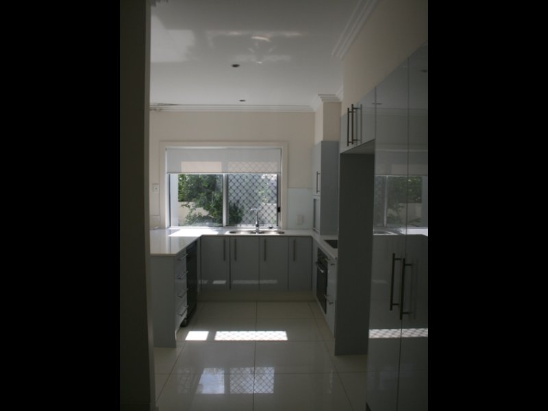 BROADWATER LUXURY HOME Picture 2