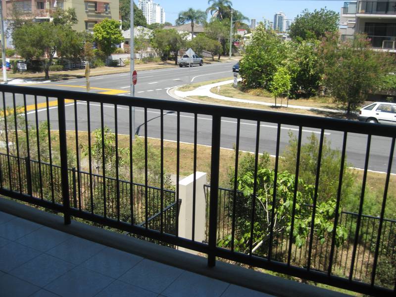Fully furnished
ALMOST NEW TOWNHOUSE- JUST A STROLL FROM BROADWATER Picture 2