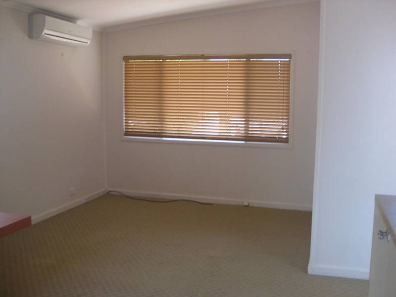 CUTE CUL-DE-SAC HOME Picture 3