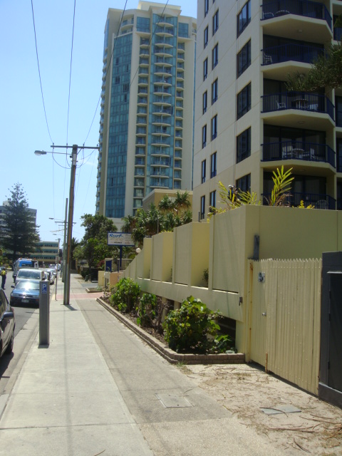 One Bedroom Apartment In The heart of surfers Paradise Picture 3