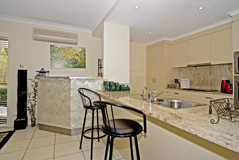 MODERN TOWNHOUSE IN A GREAT LOCATION! Picture 3