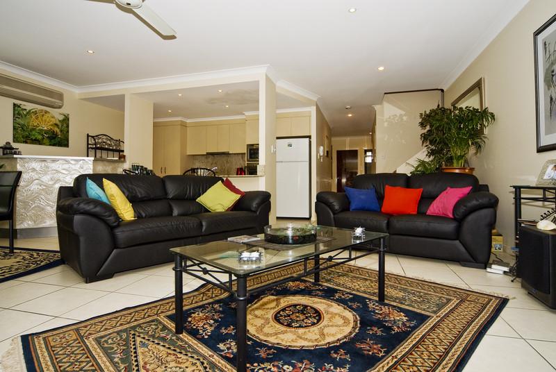 MODERN TOWNHOUSE IN A GREAT LOCATION! Picture 2