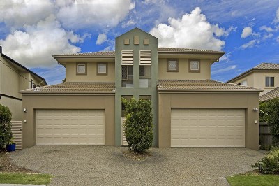 MODERN TOWNHOUSE IN A GREAT LOCATION! Picture