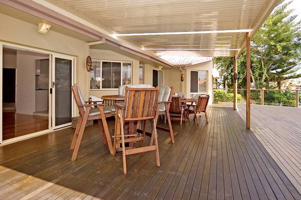 STUNNING WATERFRONT HOME - RUNAWAY BAY Picture 3