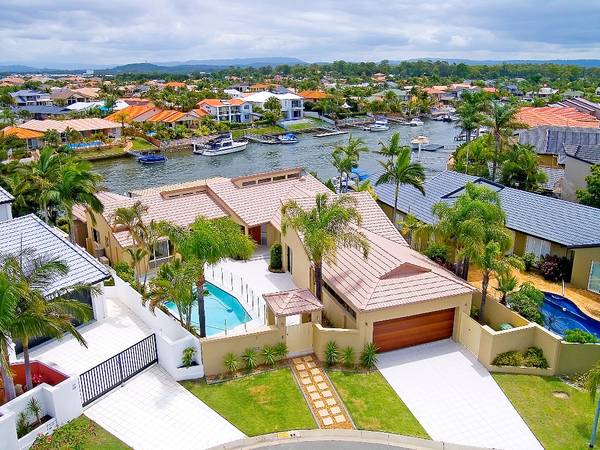 STUNNING WATERFRONT HOME - RUNAWAY BAY Picture 1