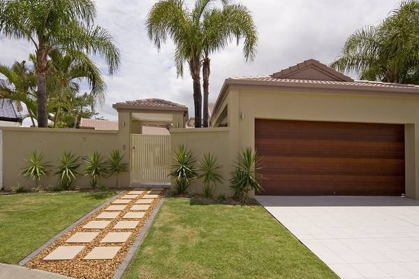 STUNNING WATERFRONT HOME - RUNAWAY BAY Picture 2