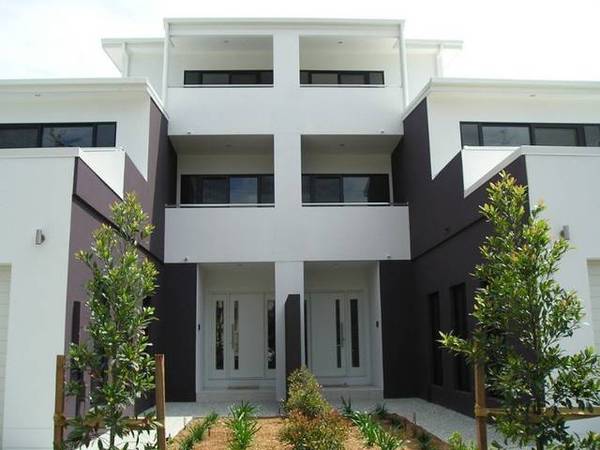 TRI LEVEL TOWNHOUSE OF PURE LUXURY Picture 1