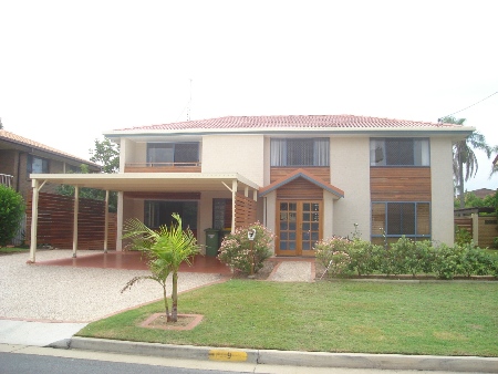 LARGE MODERN FAMILY HOME WITH POOL & AIR CON - RUNAWAY BAY Picture 1
