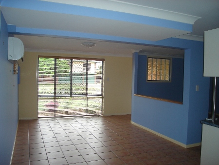 LARGE MODERN FAMILY HOME WITH POOL & AIR CON - RUNAWAY BAY Picture 2