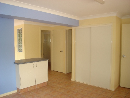 LARGE MODERN FAMILY HOME WITH POOL & AIR CON - RUNAWAY BAY Picture 3