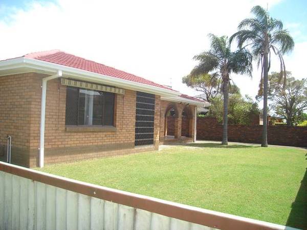 LOVELY RENOVATED FAMILY HOME - RUNAWAY BAY Picture 1