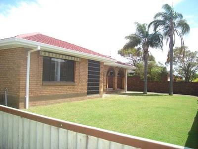 LOVELY RENOVATED FAMILY HOME - RUNAWAY BAY Picture